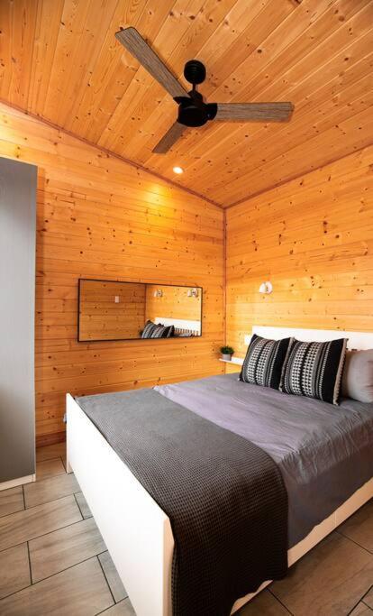 1-Bedroom Knotty Pine Cabin W Sauna & Jacuzzi Sooke Exterior foto