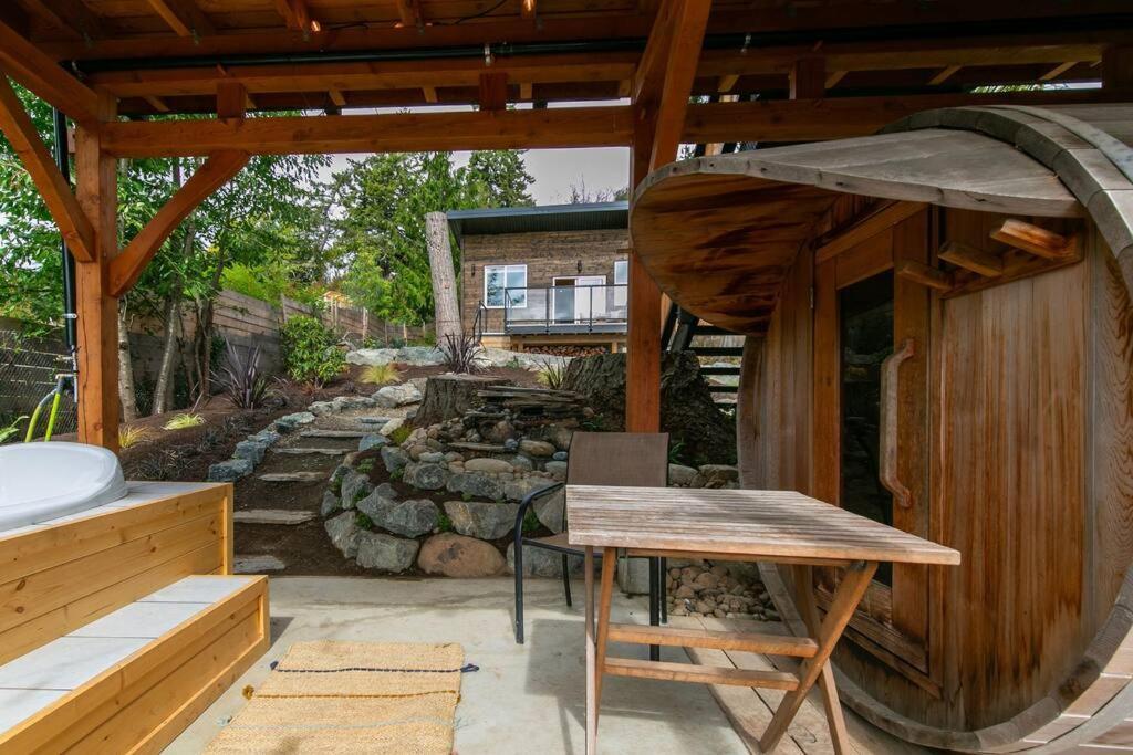 1-Bedroom Knotty Pine Cabin W Sauna & Jacuzzi Sooke Exterior foto