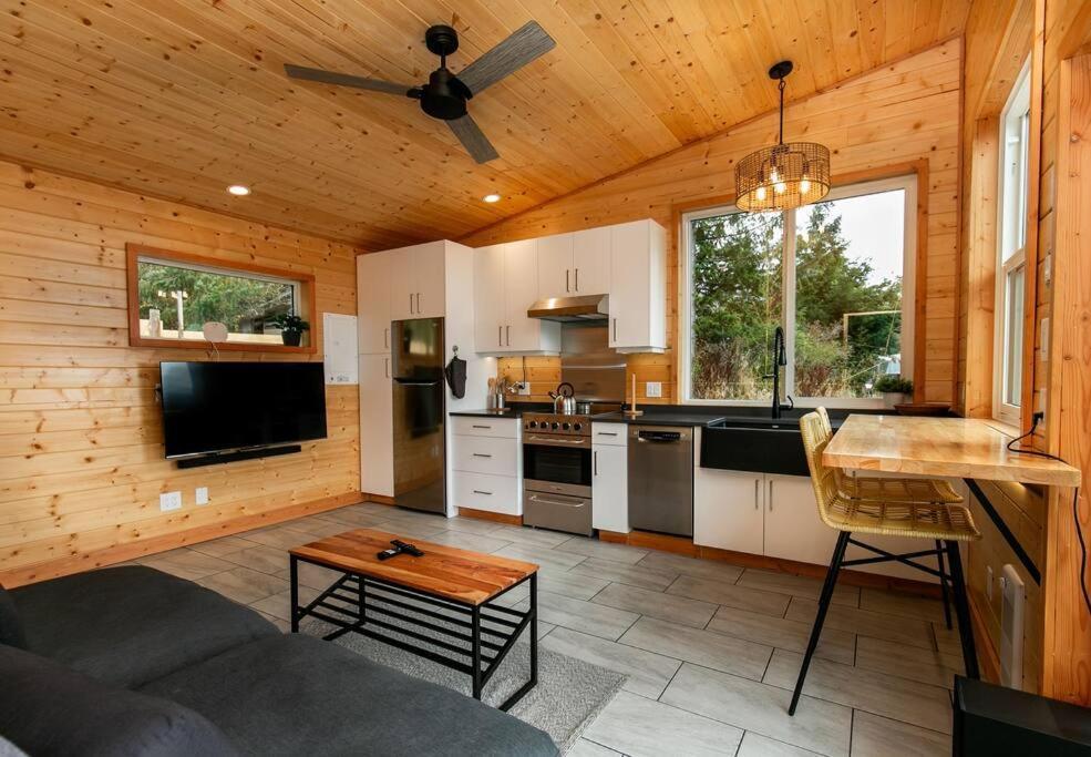 1-Bedroom Knotty Pine Cabin W Sauna & Jacuzzi Sooke Exterior foto
